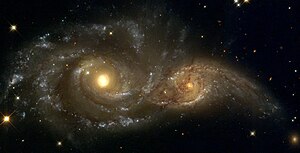 Image obtenue par le Télescope spatial Hubble (ESA, NASA) et montrant NGC 2207 et IC 2163 se frôlant. (via Wikipedia)