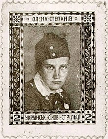 Undeutliche Abbildung einer Frau in Uniform auf einer alten Briefmarke. Beschriftung auf Ukrainisch, oben „Olena Stepaniw“, unten „Sitscher Schützen“ sowie der Wert „2“