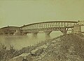 Ruim een jaar later, juni 1869: de brug is bijna voltooid, met een onderbrug ten behoeve van de werkzaamheden