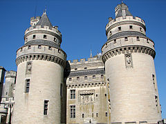 Chemin de ronde à double niveau du château de Pierrefonds.