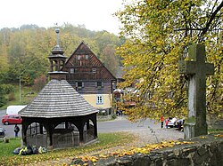 Zubrnický skanzen během akce "Podzim na vesnici" v říjnu roku 2019. V popředí barokní studna ze Střížovic