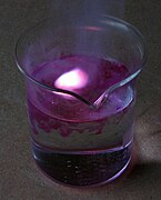 El potasio, metal alcalino que arde con llama violeta