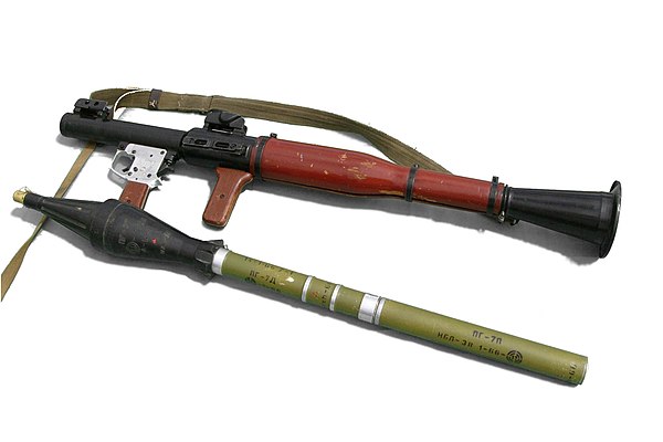 מטול רקטות מדגם RPG-7 ופצצת מטול (פצמ"ט, רקטה) מדגם PG-7. הגליל הירוק שבזנב הפצמ"ט הוא המאיץ ("בוסטר") ונכנס לתוך צינור השיגור של המטול.