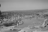 Den nye Kanalbrua som åpnet 1957 med området for Teie ubåtstasjon like bak. På bildet sees også Teie hovedgård til venstre og Tønsberg reperbane og Kaldnes mekaniske verksted bak. Foto: Widerøe/Vestfoldmuseene