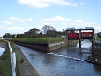 七間川（左）に合流する新七間川（右）