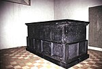 Soroe(90)Koret bag alteret, Valdemar Atterdags sarkofag.JPG