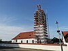 Kirche St. Nikolaus in Gansheim während den Bauarbeiten am Kirchturm 2024