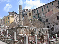 Tarracinan Capitoliumin eli Juppiterille, Junolle ja Minervalle omistetun temppelin raunioita.