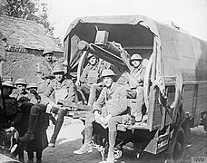 Soldats britanniques à Brancourt transportant un canon de 18 pouces.