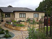 Este jardín sensorial está diseñado para niños con necesidades especiales en St Christopher's School en Westbury Park, Bristol, Inglaterra.