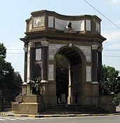 Arco del Valentino, dedicato all'Artiglieria (opera di Pietro Canonica, 1930), posto all'inizio del corso (Ponte Umberto I sul Po)