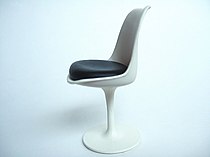 Eero Saarinen -- Scaunul lalea (Tulip Chair).