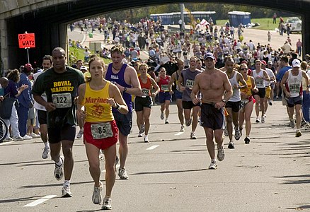 Finaj kilometroj de maratono kun preskaŭ 18.000 partoprenantoj en Usono en la jaro 2004