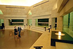 הנשיא ג'ורג' בוש ואשתו לורה בוש מבקרים במוזיאון השואה ב-19 באפריל 2001