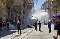 الشرطة تطلق مدافع المياه والغاز المسيل للدموع في شارع الاستقلال قرب ميدان تقسيم (صورة أرشيف). المصدر: Alan Hilditch