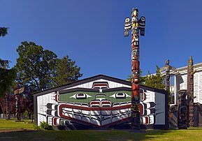 Les totems érigés autour de la case communautaire villageoise (wawadit’la) ornés de symboles héraldiques, construits par le chef nord-amérindien Mungo Martin en 1953 au Thunderbird Park de Victoria en Colombie-Britannique (Canada). (définition réelle 10 000 × 7 000)