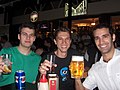 Da esquerda para a direita: Leandro Lameiro, Felipe Lalli e Daniel Indech na parte externa do bar.