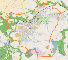 Mapa konturowa Złotoryi, blisko centrum u góry znajduje się ikonka wieży z opisem „Baszta Kowalska w Złotoryi”