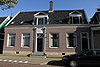 Houten huis met bakstenen lijstgevel