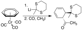 Substitution nucléophile par un organolithien 1,3-dithiane sur du (benzène)chrome tricarbonyle suivie d'une carbonylation et d'une méthylation pour donner un produit trans.