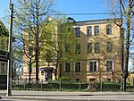 Дом, где в 1917 г. работал 1-й Ораниенбаумский Совет рабочих, крестьянских и солдатских депутатов и находился штаб Ораниенбаумского отряда Красной Гвардии