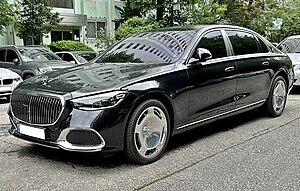 Mercedes-Maybach S 580 henkilöauto. Autoteollisuus kuuluu Saksan talouden kivijalkoihin ja saksalaiset autot ovat maailmankuuluja laadustaan.