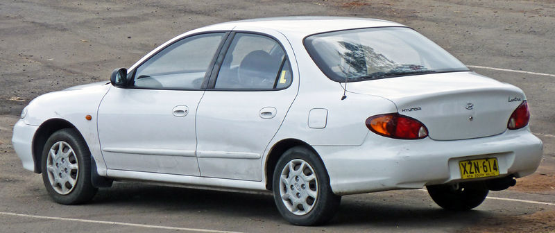 800px-1999-2000_Hyundai_Lantra_%28J3%29_SE_sedan_01.jpg