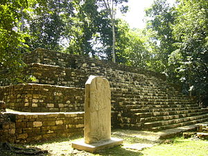 Главная площадь Агуатеки с большой каменной стелой
