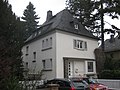 Wohnhaus in offener Bebauung, mit Garten (Einzeldenkmal der Sachgesamtheit 09302953)