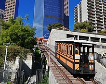 Un funiculaire orange en plein centre-ville.