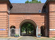 Marineschule: Eingangsbau mit Torhäusern, Tordurchfahrt und Ziergitter