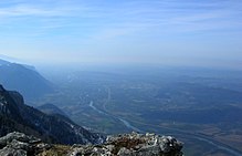 Ang Saint-Gervais ug Rovon sa wala sa Isère, nakita gikan sa La Chminée (Vercors).