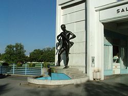 The statue of "A man breaking a walking crutch" in the spa town Piestany (Slovakia) - an eloquent symbol of balneotherapy Bad Postyen.jpg