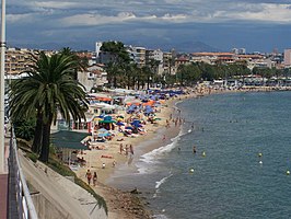 Gezicht op het strand van Golfe Juan