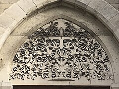 Vue du bas-relief ornant le portail.