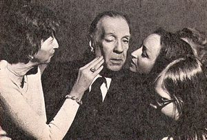 Jorge Luis Borges, escritor argentino, rodeado...