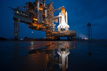Raketoplán Atlantis před startem na historicky poslední misi STS-135 krátce po odpojení otočné obslužné konstrukce. Startovací komplex 39 na KSC, 7. července 2011
