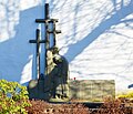 St. Mariä-Heimsuchung, Relief an der Außenwand, Kriegerdenkmal