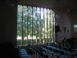 Kapellet med fönsterväggen.