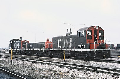 Два тепловоза SW900 железных дорог Канады с бездизельной моторной бустерной секцией между ними