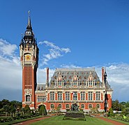 L'hôtel de ville de Calais avec son beffroi.