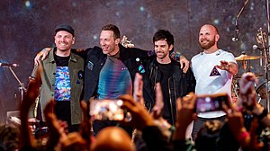 Coldplay hakkab kummardama pärast esinemist BBC ringhäälingumajas 2021. aastal