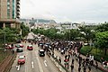 部分遊行人士在九龍塘歌和老街近香港城市大學學生宿舍位置設路障