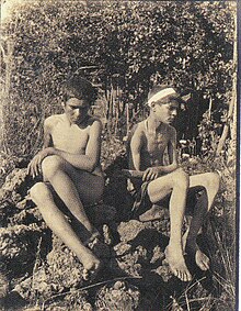 Dos chicos desnudos en un jardín, obra de Gaetano