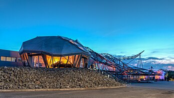 Iluminação do pavilhão de exposições Wiesmann para o concerto de encerramento ao ar livre do Dülmener Sommer 2018 ("Verão de Dülmen 2018"), em Dülmen, Renânia do Norte-Vestfália, Alemanha. (definição 6 389 × 3 594)