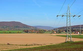 Blick vom Katzberg auf die Deisterpforte, links der Ebersberg, rechts der Raher Berg