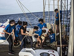 Des bénévoles de Wings of the Ocean effectuent une manœuvre à bord du Kraken en 2019 au large de Marseille.