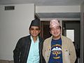 Dos hombres nepaleses, uno llevando un topi Bhaad-gaaule, y el otro llevando un Dhaka topi