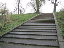 File:Dresden Brühlsche Terrasse Treppe Fahrrinne Kleindenkmale.JPG