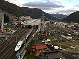 写真中央部右手が在来線駅舎。その奥にガーラ湯沢駅が見える